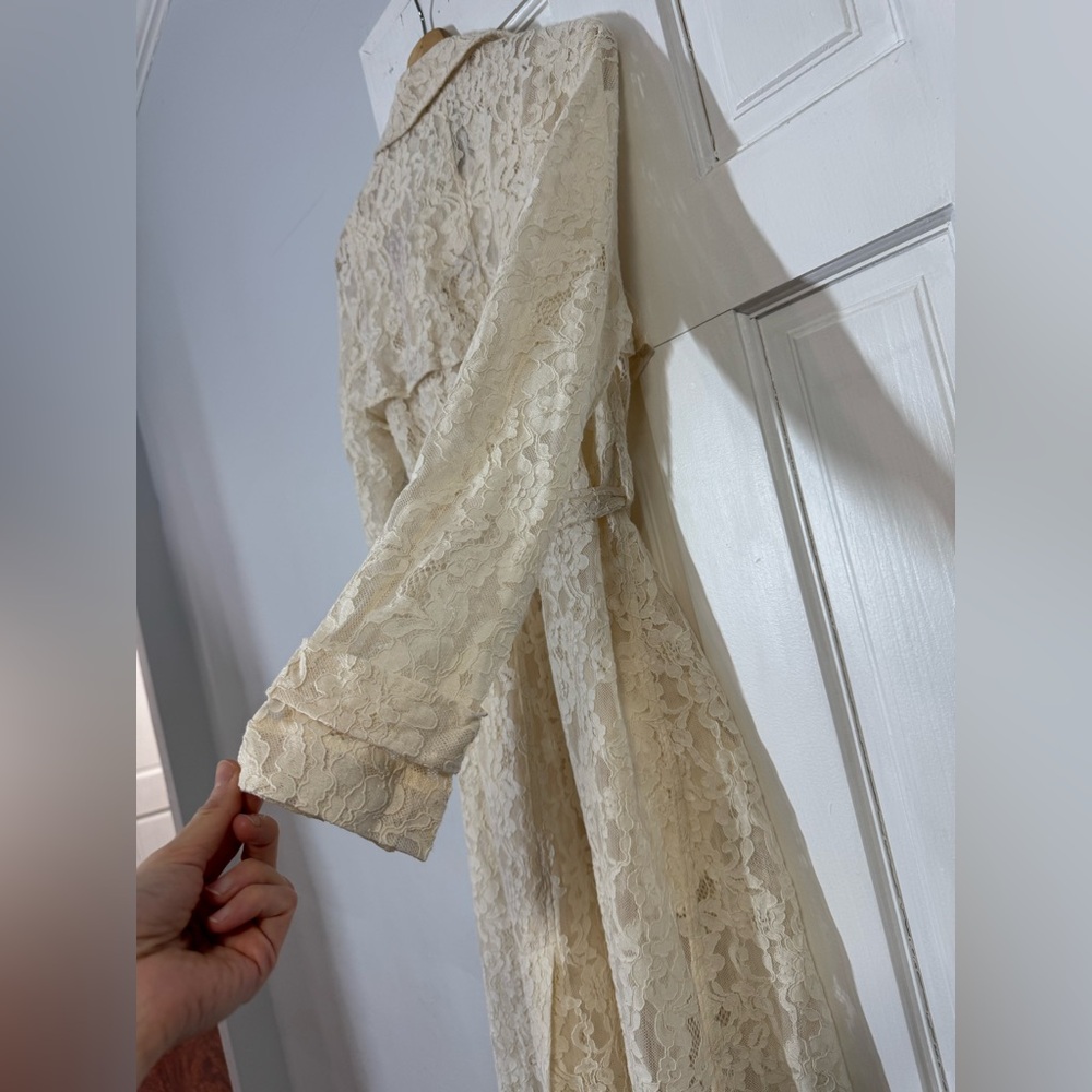 Express Cream Lace Robe Trench - Picture 6 of 6